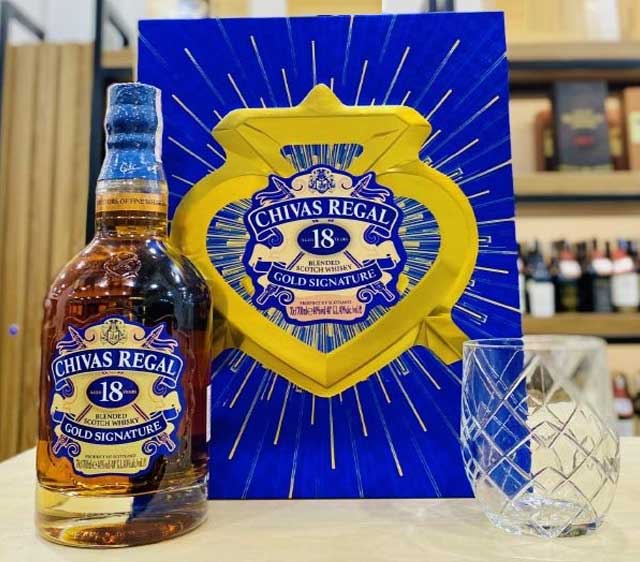 Chivas 18 Gold Signature Hộp quà Tết năm 2025